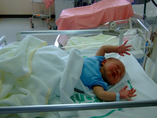 Photo showing an infant with arms jerks up and out, palms up in reaction to a loud noise