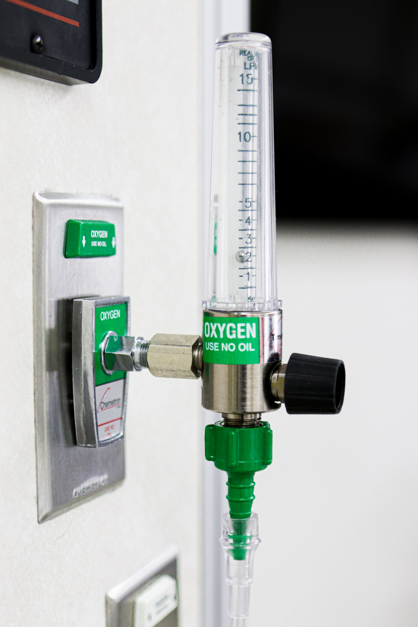 Photo showing wall-mounted Oxygen flow meter 