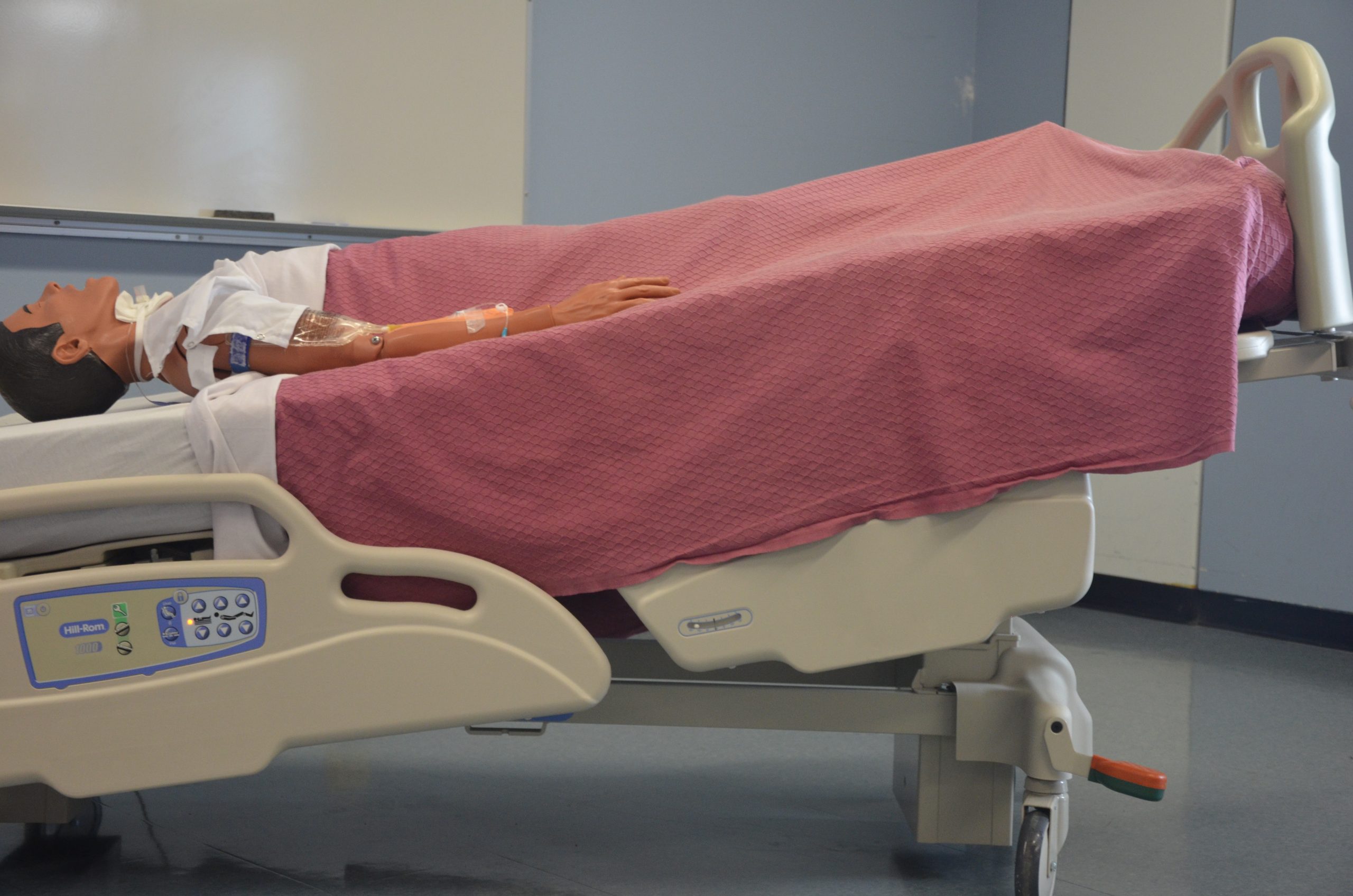 “Sept-22-2015-097.jpg” by unknown author is licensed under CC BY 4.0. Access for free at https://opentextbc.ca/clinicalskills/chapter/3-4-positioning-a-patient-in-bed/ Image showing simulated patient in Trendelenburg Position