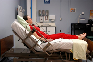 “degreeLow.jpg” by unknown author is licensed under CC BY 4.0. Access for free at https://opentextbc.ca/clinicalskills/chapter/3-4-positioning-a-patient-in-bed/ Image showing simulated patient in Fowler's position